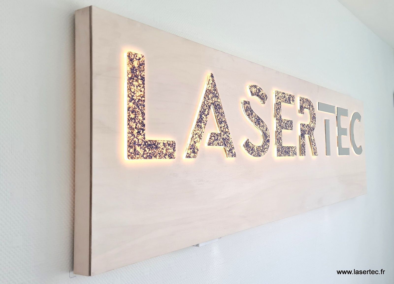 Enseigne Lasertec avec Backlight Realisation Lasertec