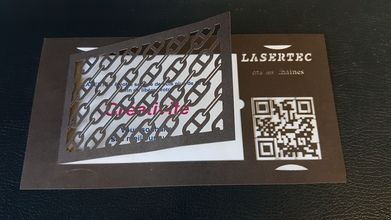 Carte marron découpée au laser avec motifs