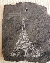 Gravure laser de la tour Eiffel sur une ardoise
