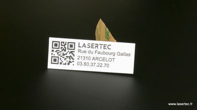 Acrylique bicouche découpé et gravé au laser