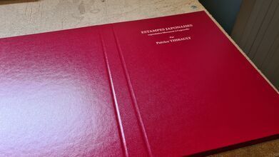 Gravure sur couverture de livre carton