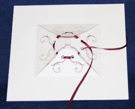 Carte découpe papier avec ruban de couleur bordeaux