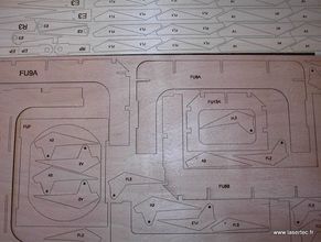 Exemple de planche de kit d'avion découpée au laser