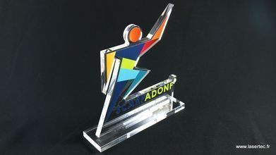 Trophée sur mesure en plexi