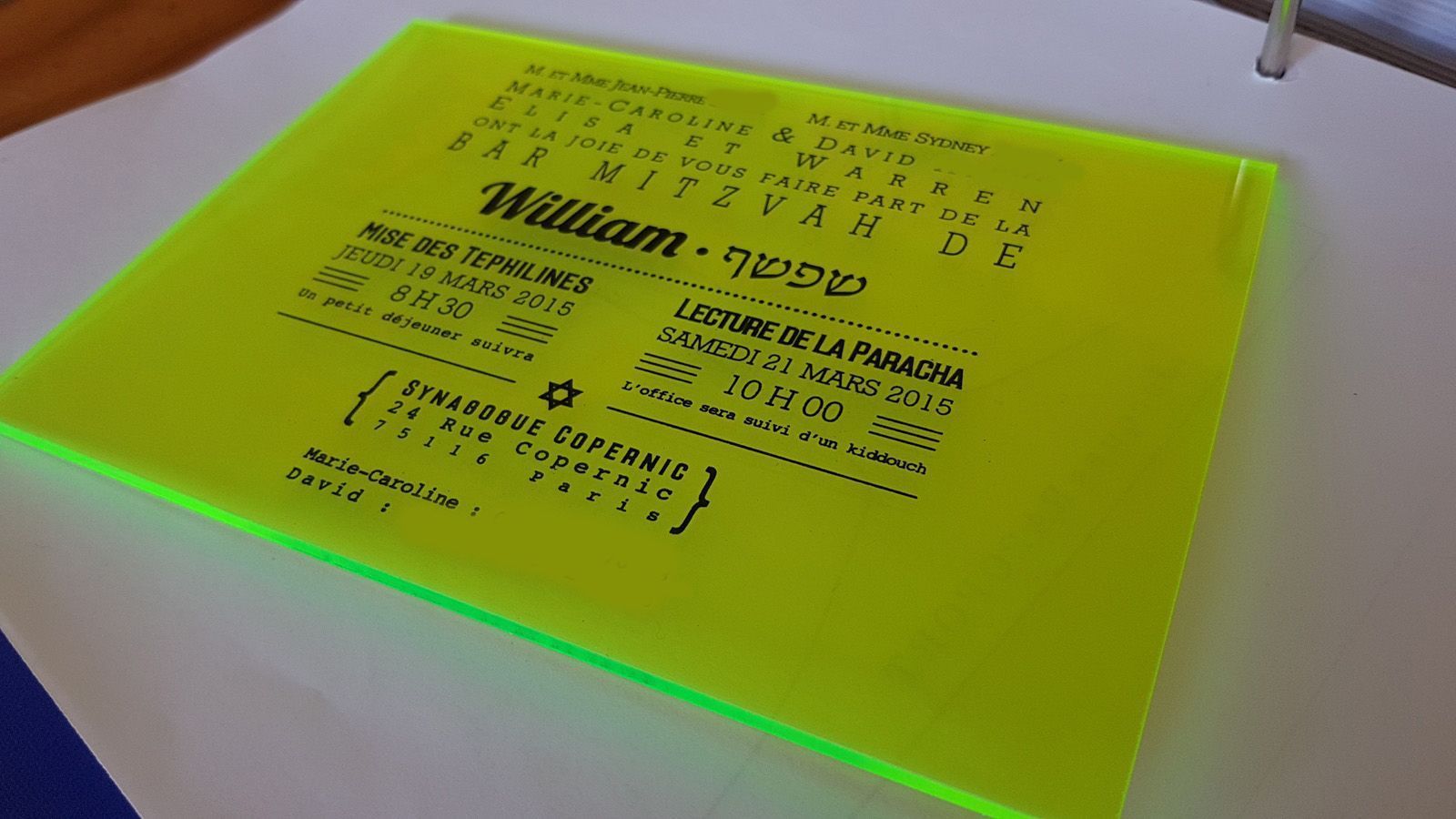 Invitation en plexi fluo sérigraphié en noir