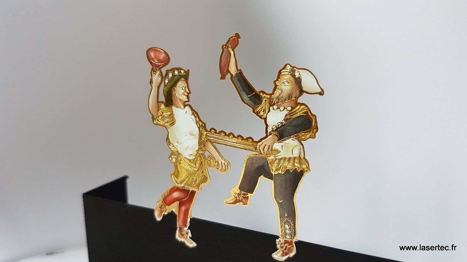 découpe laser sur papier marqué à chaud