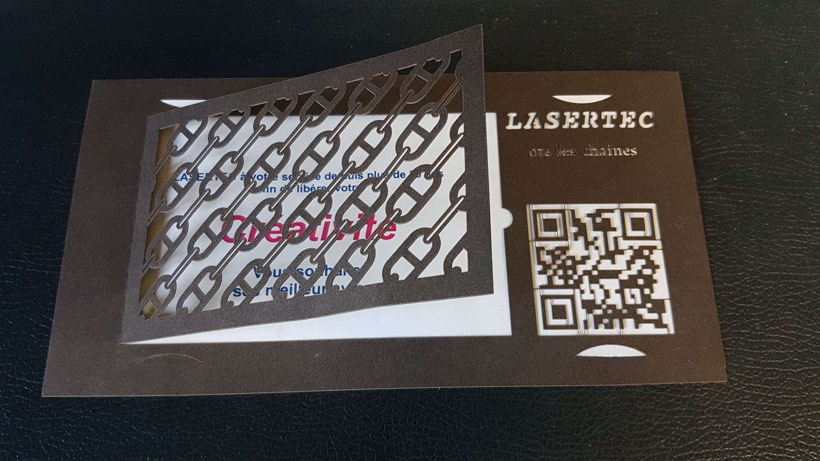 carte découpée au laser avec motifs