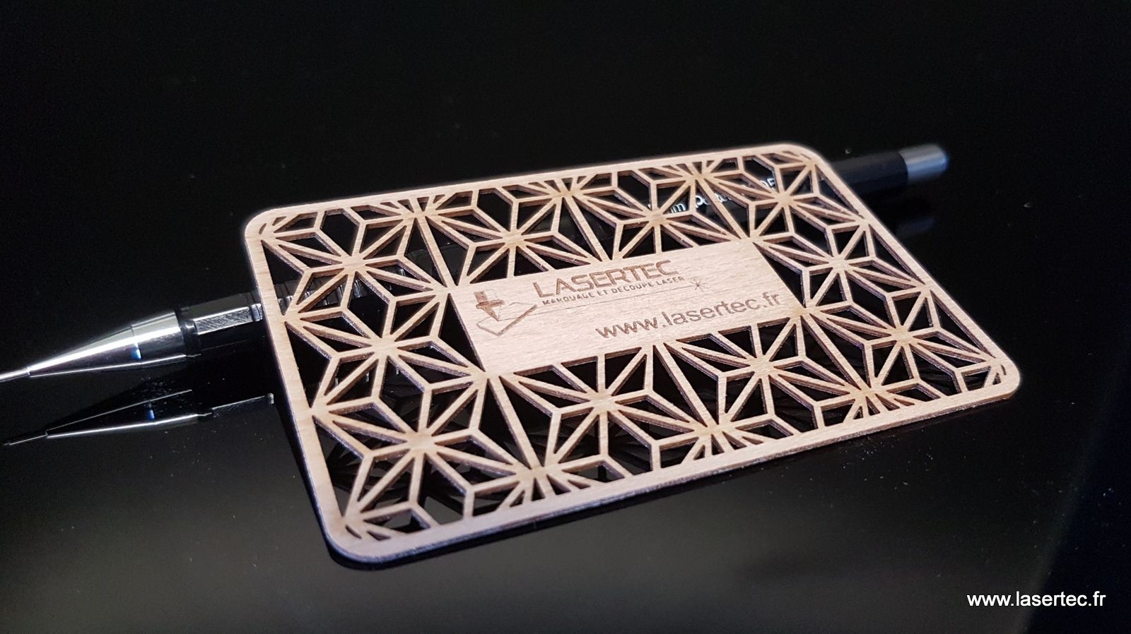 Gravure laser sur plexiglas et plastiques - LASERTEC