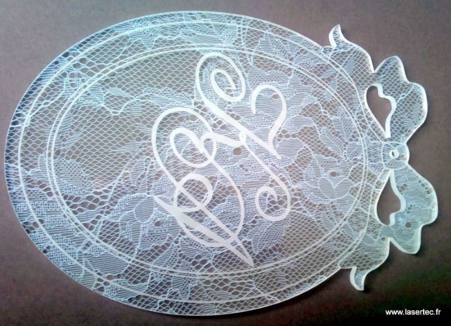 plexi avec incrustation dentelle découpé et gravé au laser