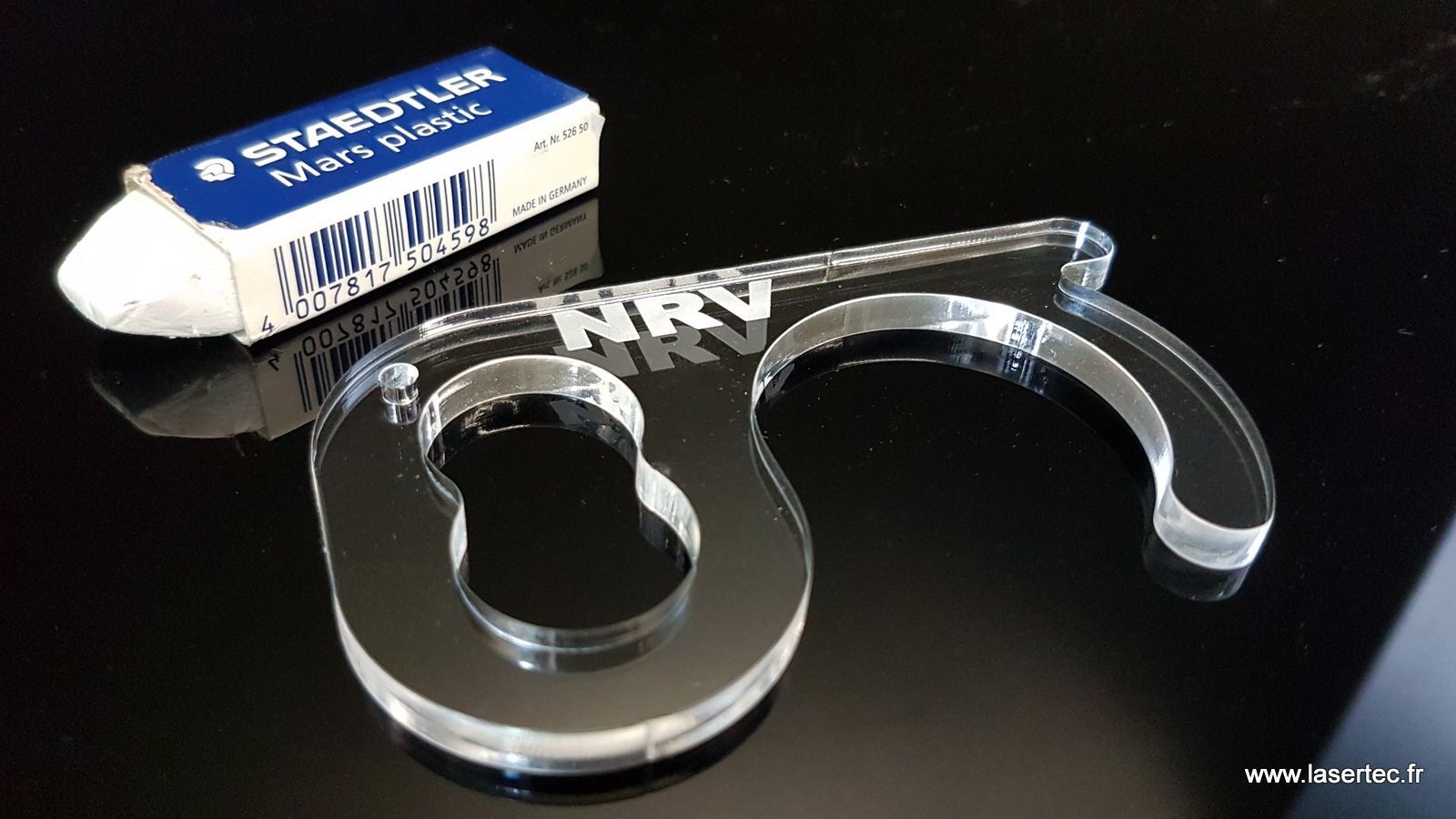 Découpe et gravure laser de pmma incolore