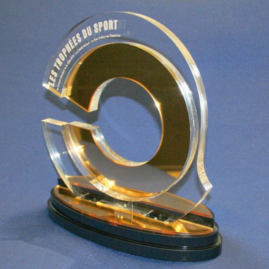 trophée personnalisé en découpe laser sur PMMA