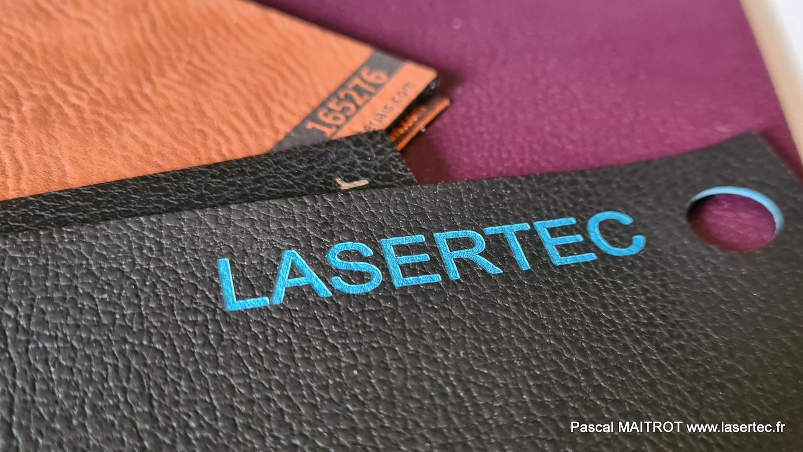 imitation cuir bi-couleur gravé et découpé au laser