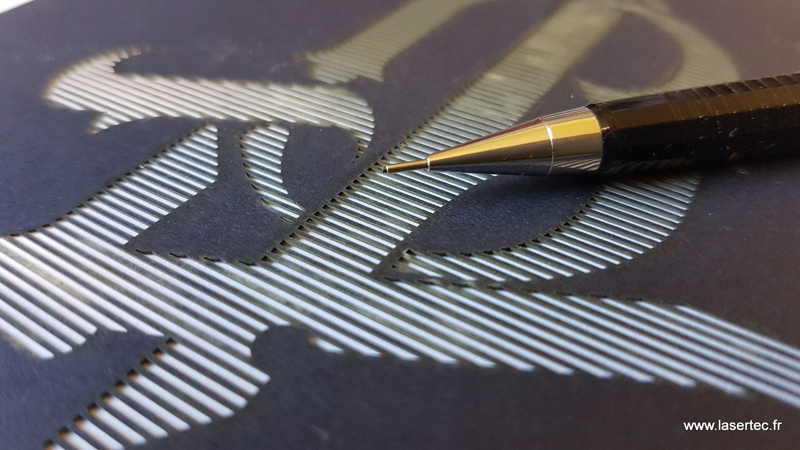 découper au laser de pochoir en papier et cartons fins