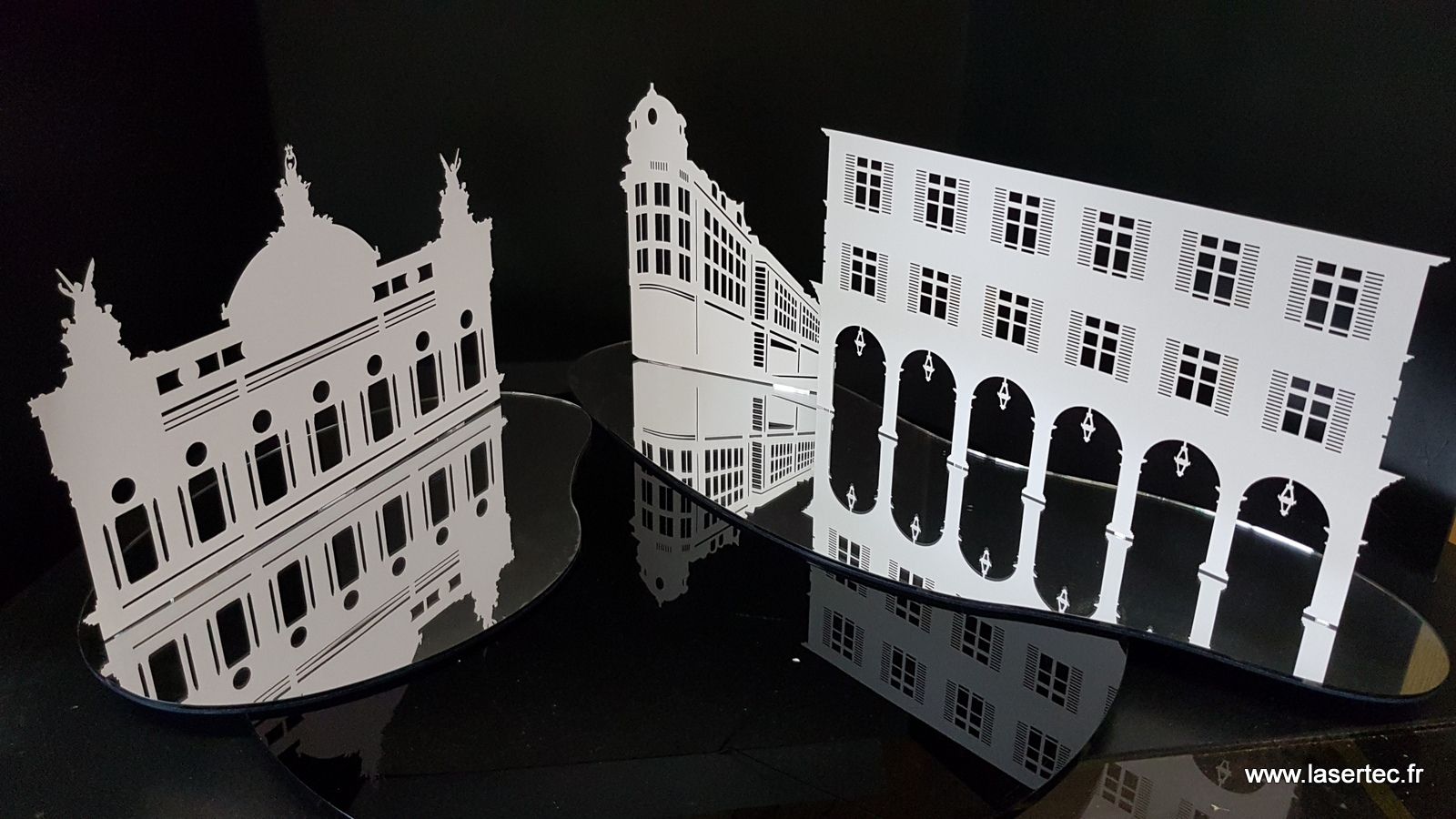 Formes découpées dans du papier cartonné
