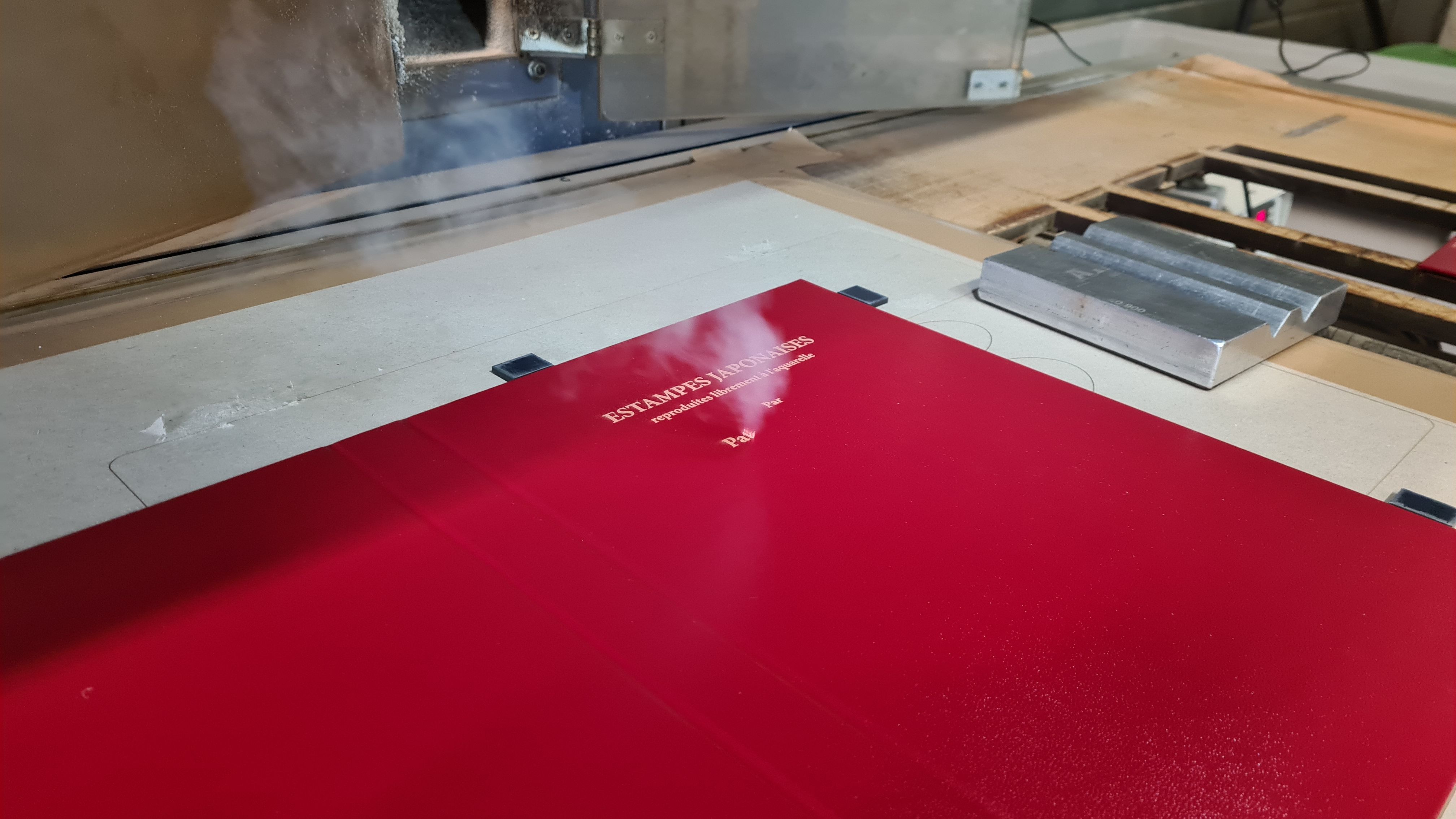 Gravure sur couverture de livre carton