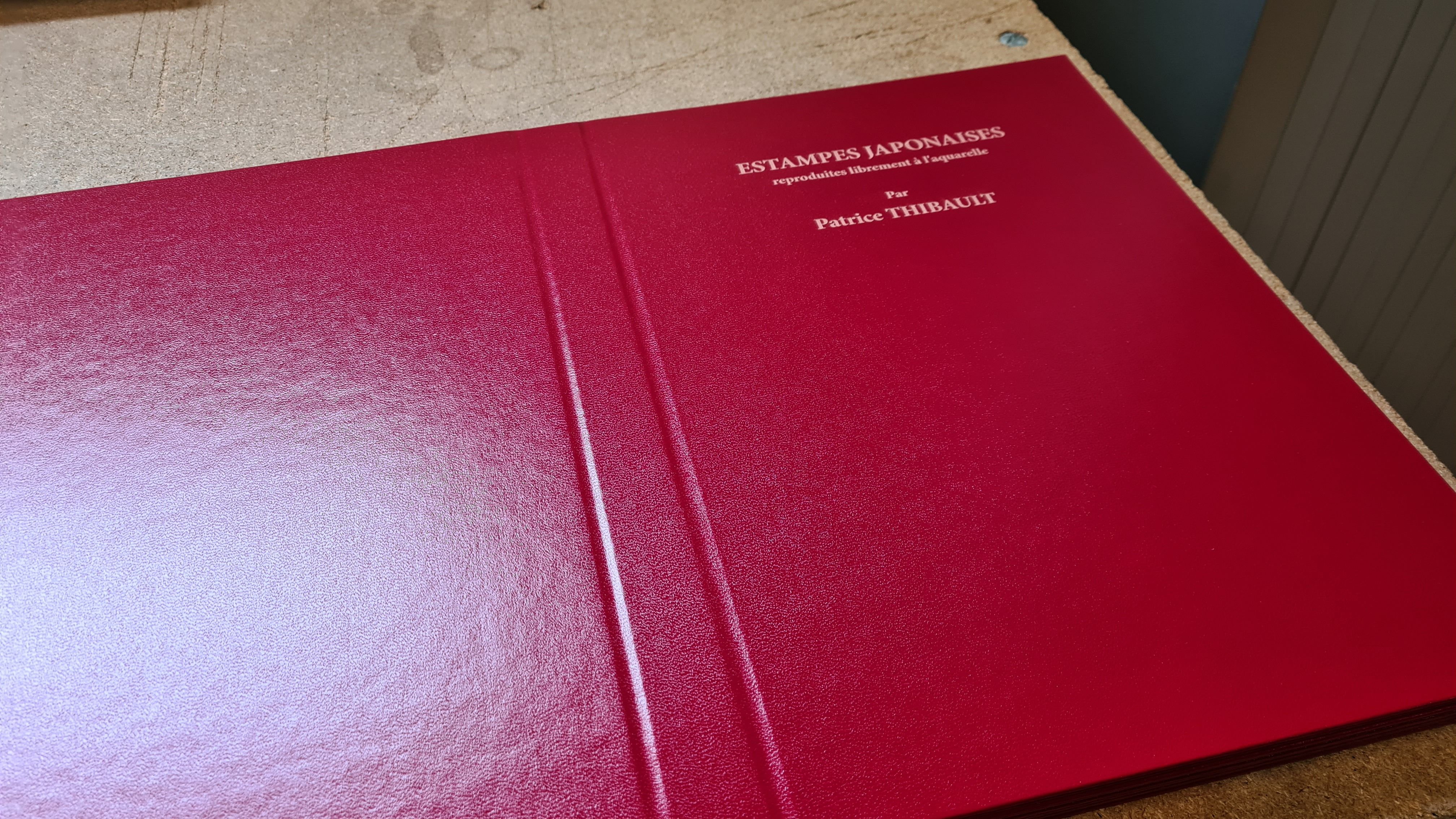 Gravure sur couverture de livre carton