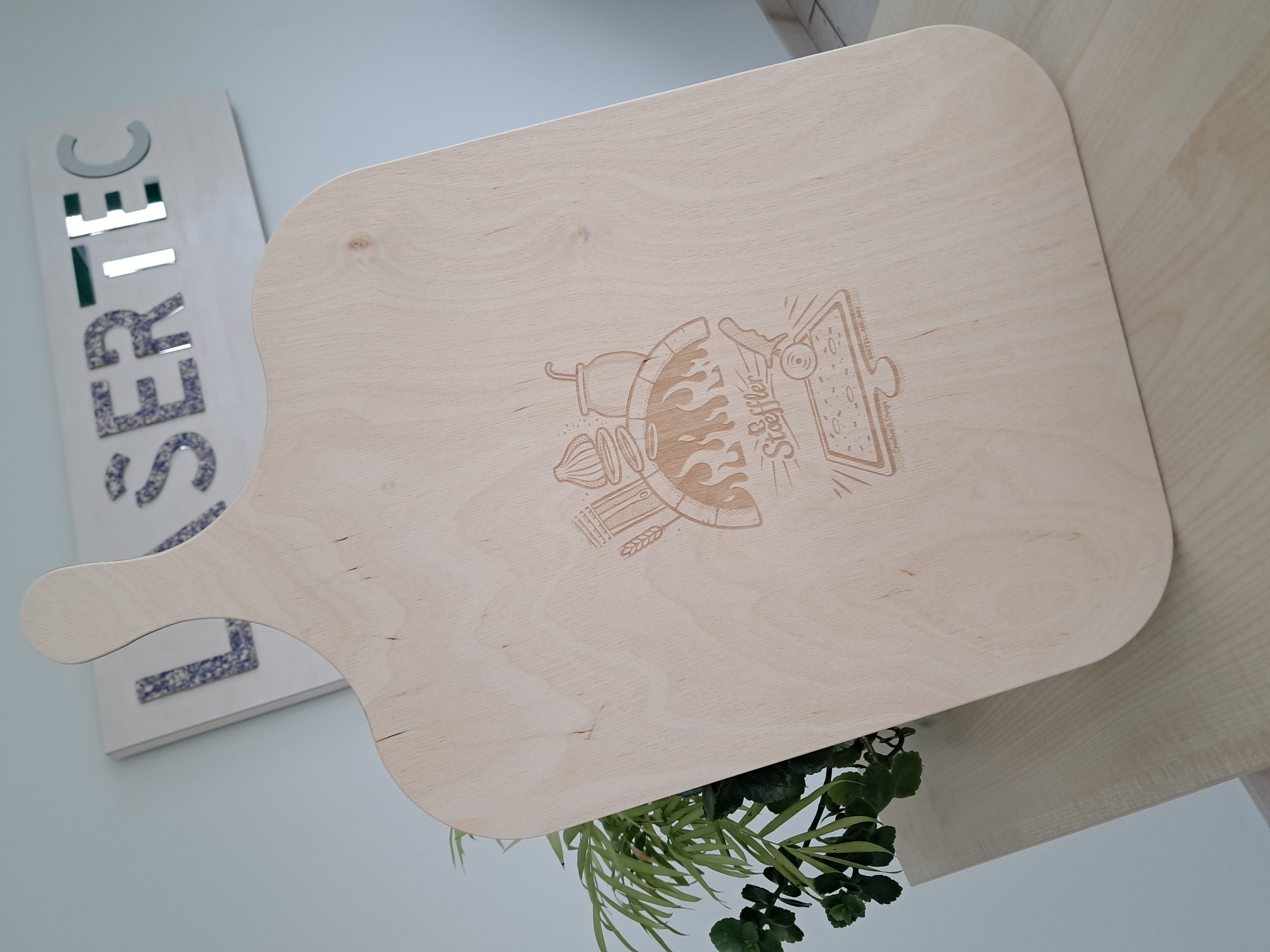 Découpe et gravure sur planche en bois