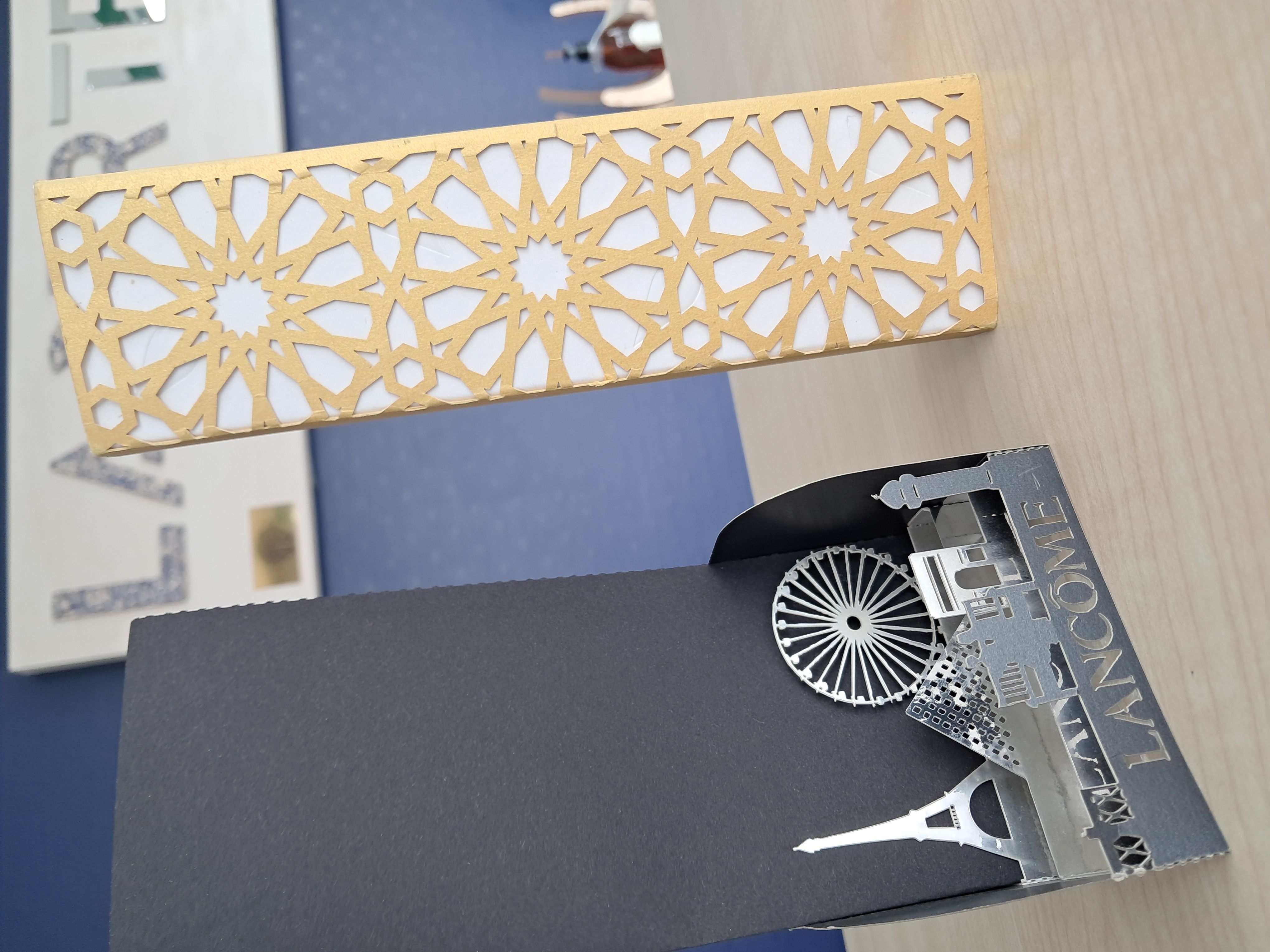 Petite découpe laser dans papier argent et doré