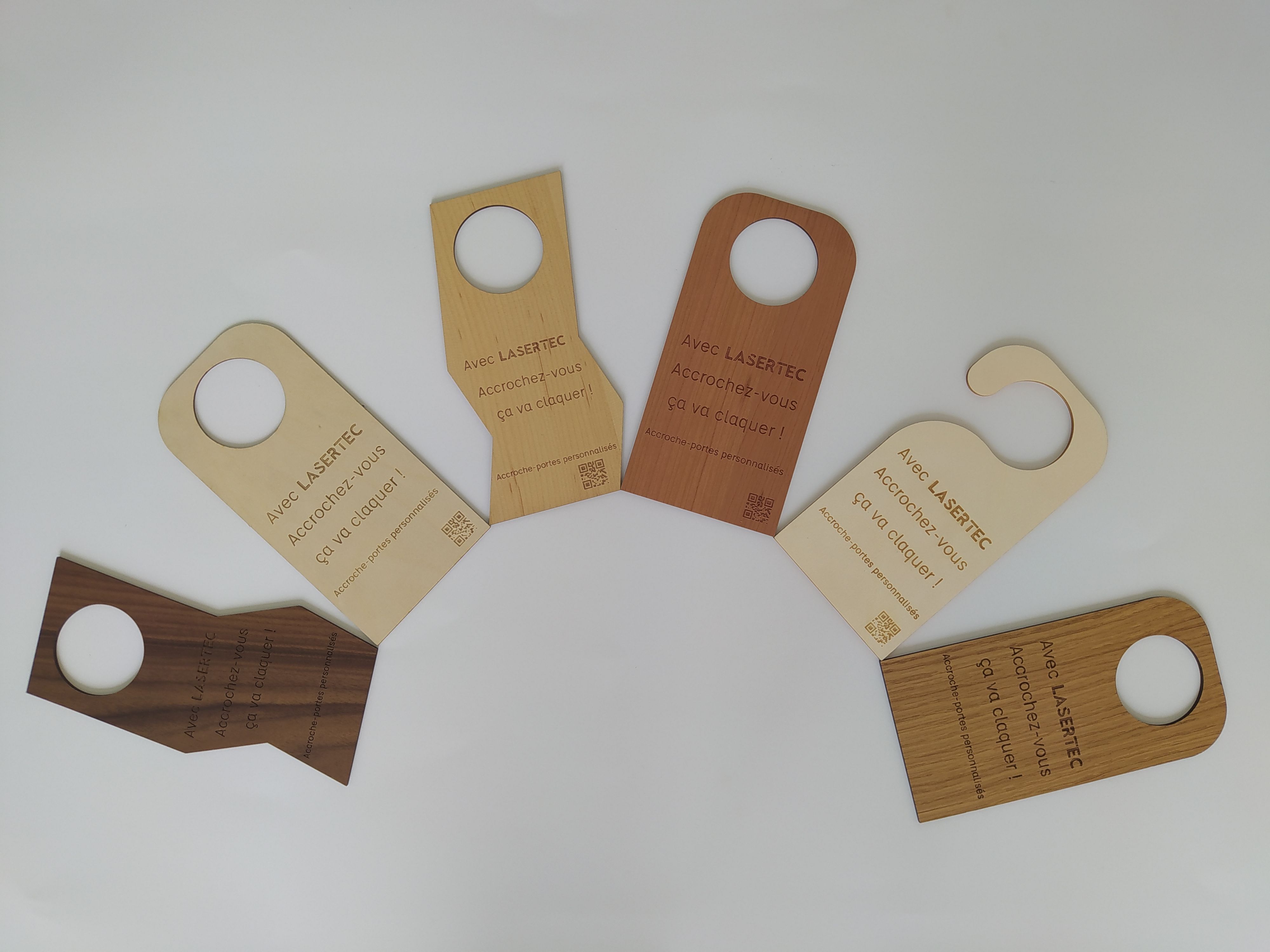 Gravure sur accroches porte  différent bois