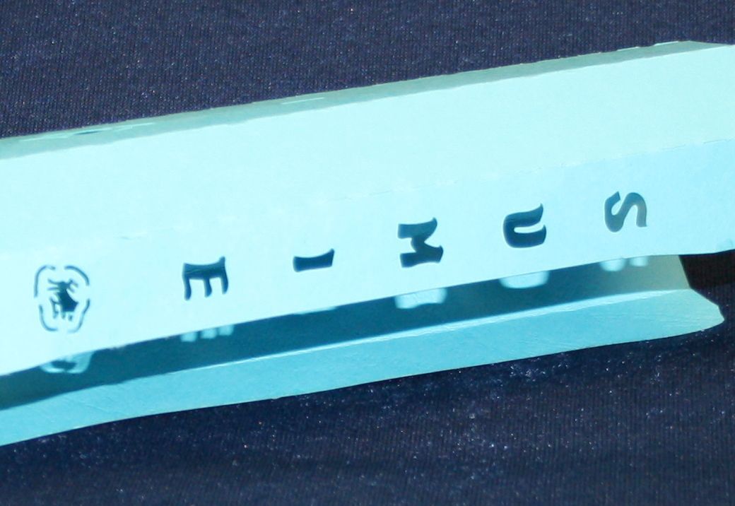 découpe de lettres au laser sur du papier