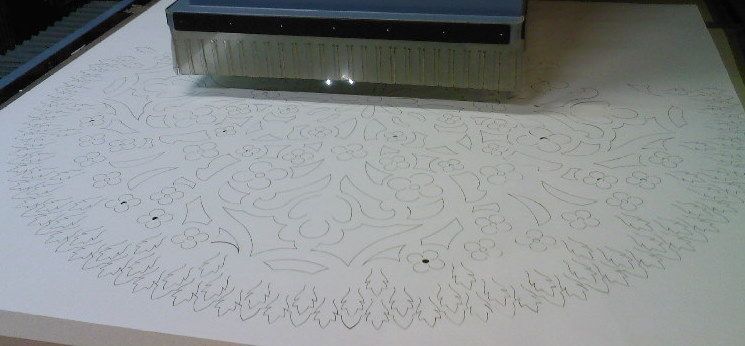 découpe laser motifs sur papier blanc
