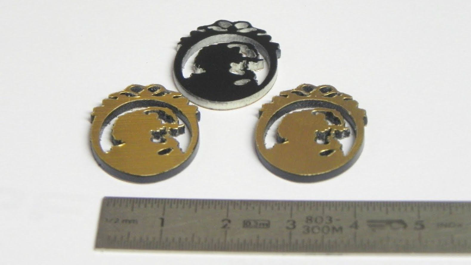 Pièces en plastique imitation métal