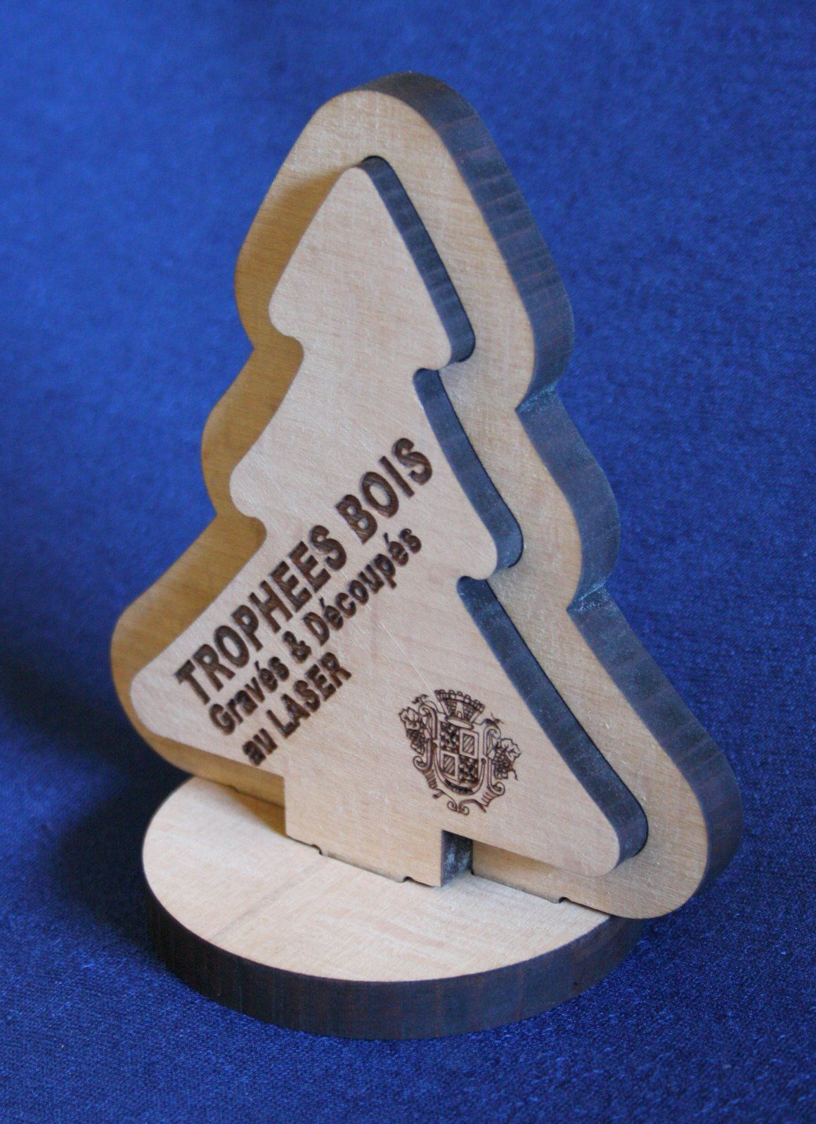 trophée en bois découpé et gravé au laser