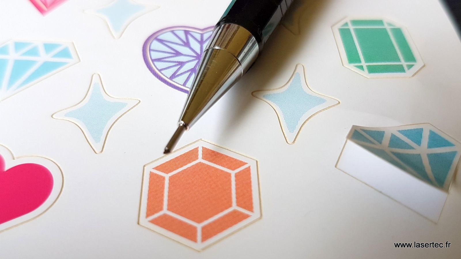 étiquette colorée découpée au laser