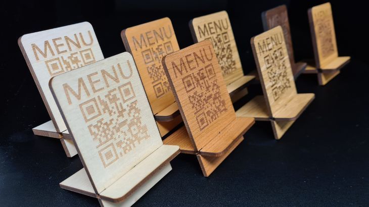 gravure laser qr code chevalet de téléphone en bois avec QR Code gravé