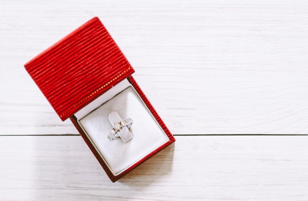Vue d'angle élevé de l'anneau de mariage sur une table en bois